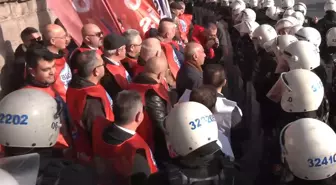 Polis ekipleri, TBMM önünde eylem yapmak isteyen grubu ablukaya aldı