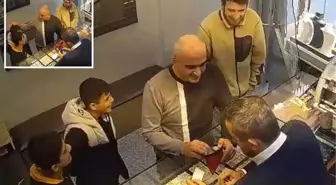 Bağcılar'da örnek davranış: Yerde buldukları 1,3 milyon liralık altını sahibine teslim ettiler