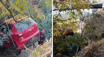 Patlayan su borusu yolda göçüğe neden oldu! Taşan su otomobili bahçeye sürükledi