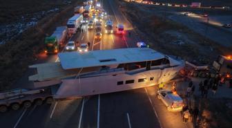 Erzurum'da yat taşıyan TIR yolda kaldı, trafik felç oldu
