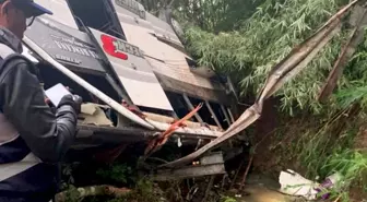 Endonezya'da yolcu otobüsünün devrilmesi sonucu 16 kişi öldü