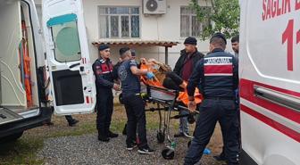 Babasını ve yengesini silahla vurup kendini eve kilitledi