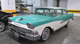 Bahçeli, klasik otomobillerinden birini MYK Üyesi Teoman'a hediye etti