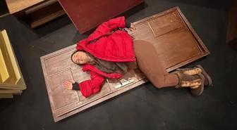 Sahnede korku dolu anlar! Aslı Bekiroğlu'nun kafasına kapı düştü