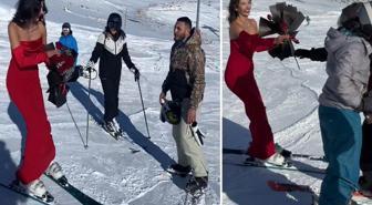 Kırmızı elbisesiyle Erciyes'te kayak yapıp, gül dağıttı