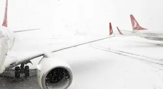 Uçak seferlerine kar yağışı engeli