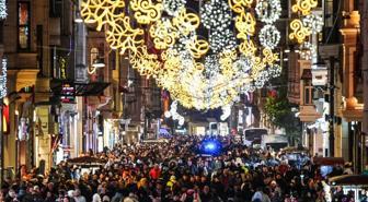 İstanbul'da binlerce kişi yeni yılı kutlamak için Taksim'e akın etti