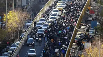 İran'da protestolar başladı! Kaymakamlık binasını bastılar