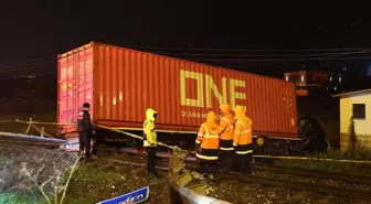 Aydın'da kontrolden çıkan tır raylara uçtu: Araç sürücüsü hayatını kaybetti