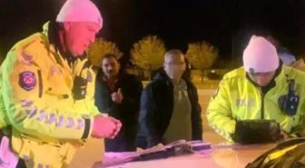 Sürücüsü alkollü çıkan otomobildeki yolcudan gazetecilere: 'Haberin konusu nedir'