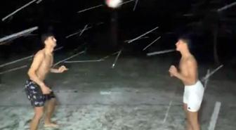 Arda Güler ve Yiğit Efe Demir, karda üstsüz futbol oynadı