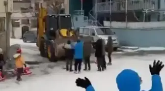 İş makinesinin önünü kesen çocuklar, kaydıkları alanın temizlenmemesini istedi