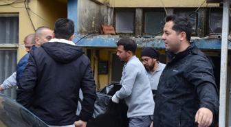 Eşini ve kızını, boğazlarını bıçakla keserek öldürdü