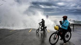 Megakentte lodos esareti! Dev dalgalar sahilleri dövdü