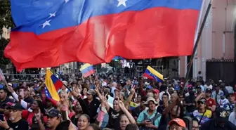 Venezuela'da binlerce kişi Maduro'ya destek için yürüdü! ABD'ye tepki gösterdiler