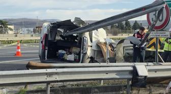 TEM'de hafif ticari araç bariyerlere saplandı, 2 kişi hayatını kaybetti