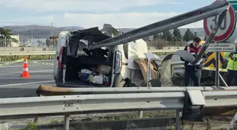 TEM'de hafif ticari araç bariyerlere saplandı, 2 kişi hayatını kaybetti