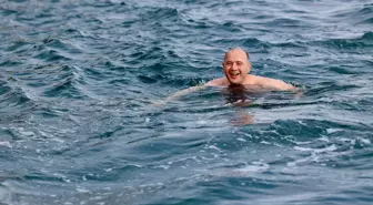 Adayı tanıtmak isteyen vali, soğuğa aldırış etmeden denize girdi