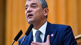 Özgür Özel, Cumhurbaşkanı Erdoğan'ı hedef alan Yunan gazeteciye sert tepki gösterdi