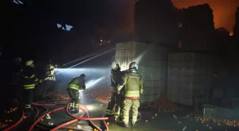 Narenciye paketleme fabrikası alevlere teslim oldu:1 işçi öldü, 60 işçi tahliye edildi