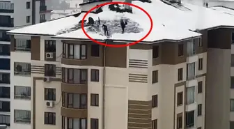 Elazığ'da 10 katlı binanın çatısında tehlikeli kar temizliği
