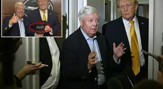 Trump'ın elindeki şapkada yer alan yazı ABD'yi karıştırdı: Tehlikeli bir provokasyon