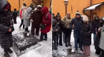 Stockholm'de bir Türk imzası: Yarım asırlık heykele kardan arkadaş