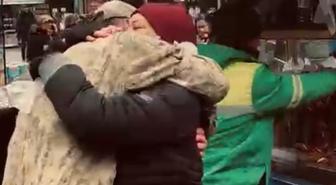 Askerde sandığı oğlunu karşısında gören anne duygulandı