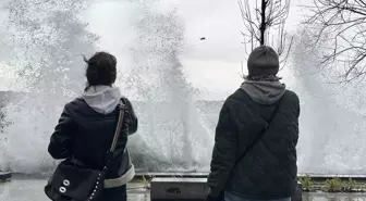 İstanbul'da şiddetli fırtına! Tüm vapur seferleri iptal edildi