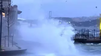 İstanbul'da fırtına etkili oluyor; Beşiktaş'ta dev dalgalar oluştu