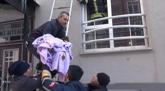 Bebeğin ağlaması mahalleyi ayağa kaldırdı! Pencereden giren ekipler şaşkınlık yaşadı