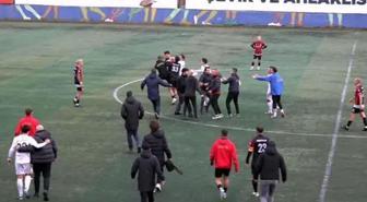 Sarıyer'de amatör lig maçı sonrası stadyum karıştı; futbolcularla taraftarlar birbirine girdi