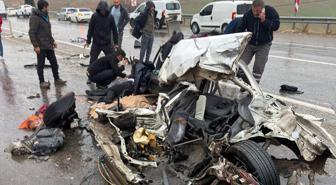 Otomobilin hurdaya döndüğü kazada bir aile paramparça oldu