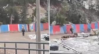 Kar yağarken İstiklal Marşı'na saygı duruşunda bulunan minik, gönülleri fethetti