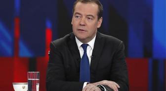 Medvedev'den Macron'a ironik yanıt: Korkudan Grönland'dan vazgeçecekler