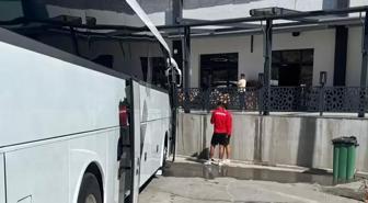 Hesabı ödeyemedikleri için restoranda rehin kalan takıma şok ceza