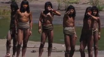 İlk kez kamera gören izole kabile üyelerinden ilginç tepkiler