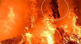 Film sahnesi değil gerçek: Atlar, alevlerin arasından böyle geçti