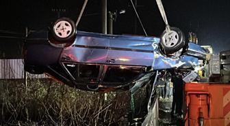 Baba ve oğlu çaya düşen otomobilde hayatını kaybetti