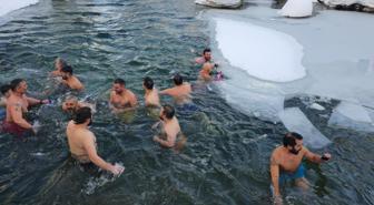 Rize'de Sibirya'yı andıran görüntüler, sporcular donmuş suda yüzdü