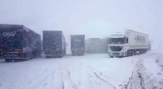 Yoğun kar yağışı! 3 ilin birbiriyle bağlantısı kesildi