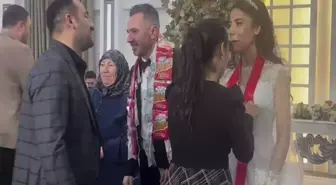 Takı töreninde şaşırtan anlar: Damada çubuk kraker taktılar