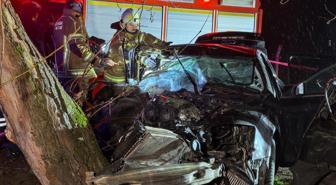 Otomobil ağaca ok gibi saplandı! 2 kişi hayatını kaybetti