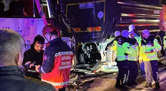 Sakarya'da 1'i yolcu otübüsü 4 aracın karıştığı zincirleme kaza: 1 ölü, 27 yaralı