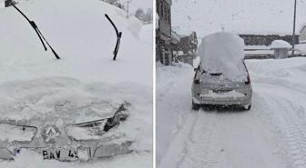 10 gündür durmadan yağıyor! Araçlar bile beyaz örtünün altında kaldı