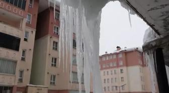 Bitlis'te binaların çatılarında 5 metreyi bulan buz sarkıtları oluştu