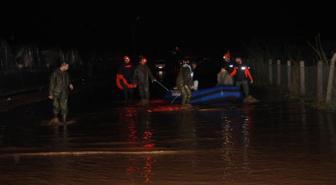 Sağanak yağış afet getirdi! Mahsur kalanlar botla kurtarıldı