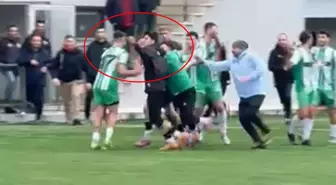 Kırmızı kartlar havada uçuştu! Amatör maçta saha karıştı, yumruklar konuştu