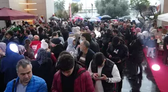 2 bin kişiye verileceğini duyan akın etti! Saatlerce yağmur altında beklediler