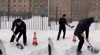 New York Belediye Başkanı Mamdani, kar küreme çalışmalarına katıldı